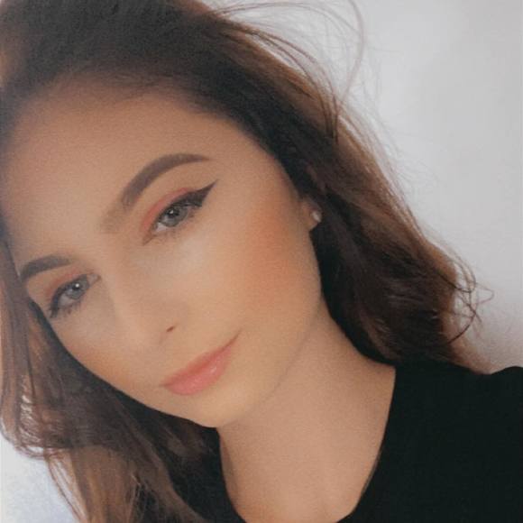 Profile Picture of Amber De-niro (@ambersteelll) on Poshmark