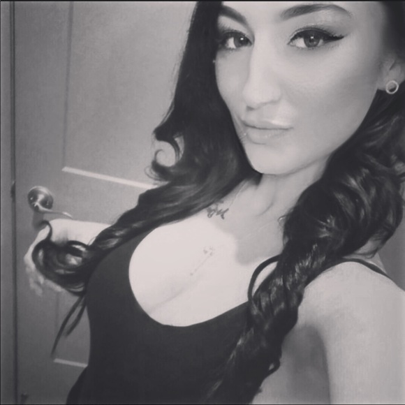 Profile Picture of Cassandra Manolakos (@c_manolakos) on Poshmark