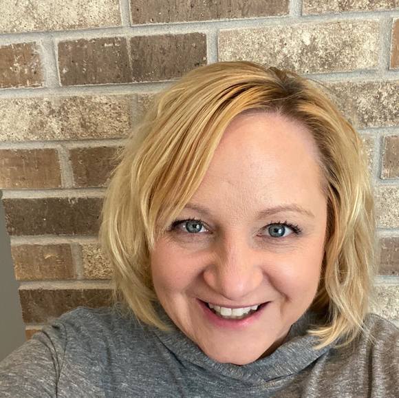 Profile Picture of Melanie Malinowski bender (@melaniemalinows) on Poshmark