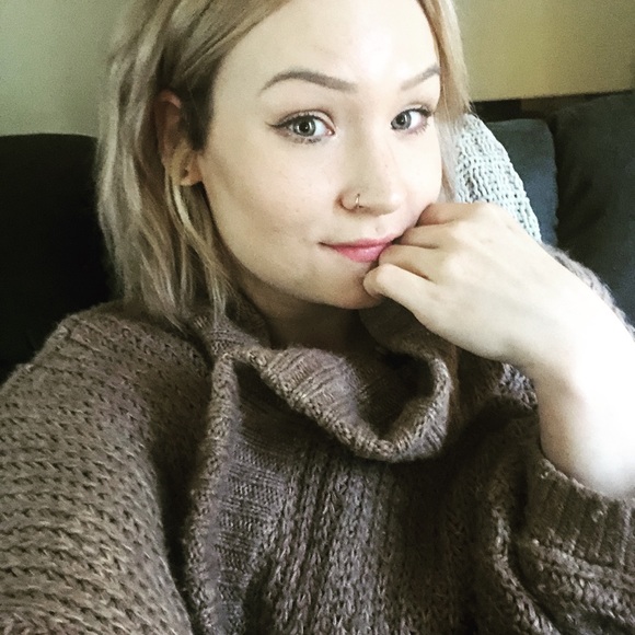 Profile Picture of Katelyn Blume (@aladyfox) on Poshmark