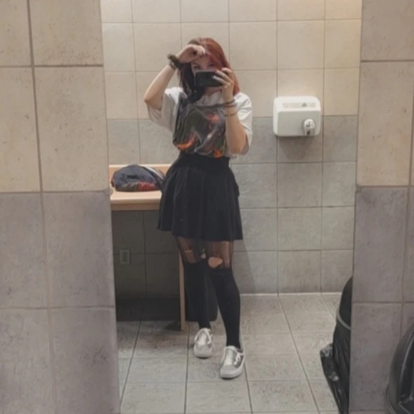 Profile Picture of Kaylie Searles (@kayliesearles) on Poshmark