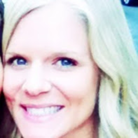 Profile Picture of Danielle Helberg (@daniellehelberg) on Poshmark