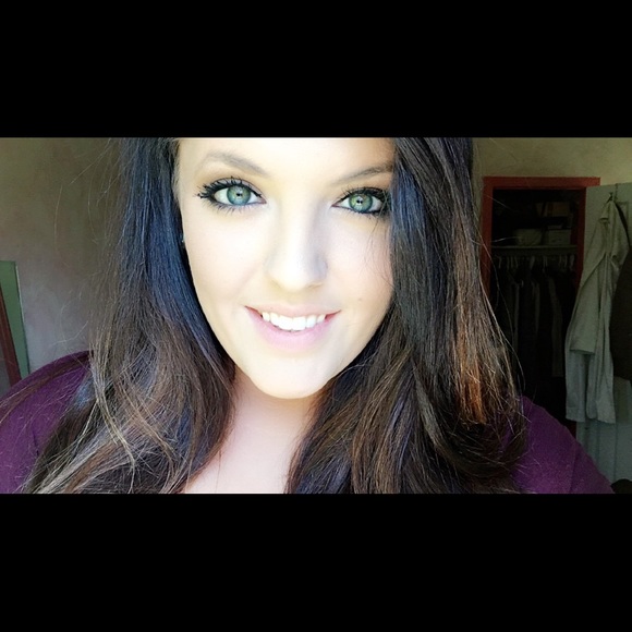 Profile Picture of Erika Kissh (@erikamk) on Poshmark