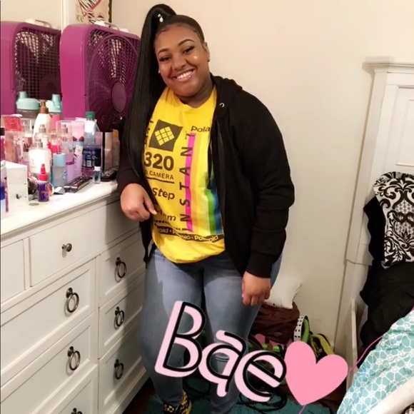 Profile Picture of Amijia Clark (@amijiac) on Poshmark