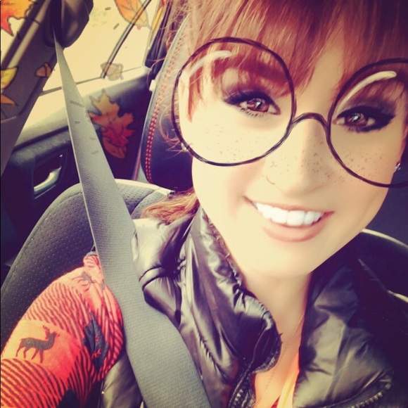 Profile Picture of Devinee Steinbach (@devinee1118) on Poshmark