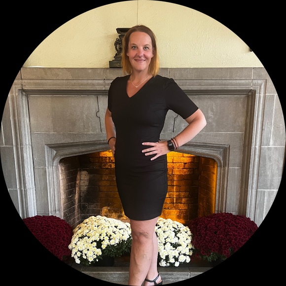 Profile Picture of Elesa Donnoe (@elesadonnoe02) on Poshmark