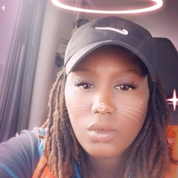Profile Picture of Danielle Gordon (@rainbowfem) on Poshmark