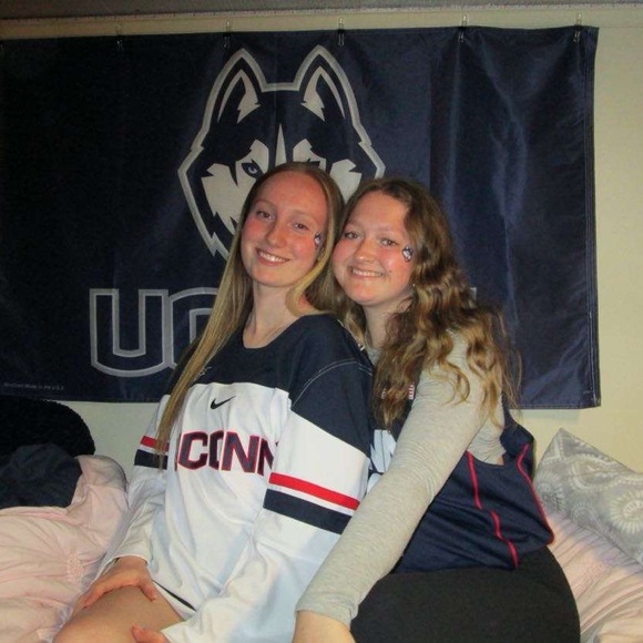 Olivia Airey - Poshmark Profile Picture of Olivia Airey (@okairey) on Poshmark