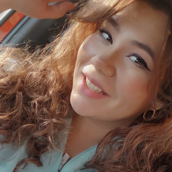 Profile Picture of Honee Evergarden (@honeegarden) on Poshmark