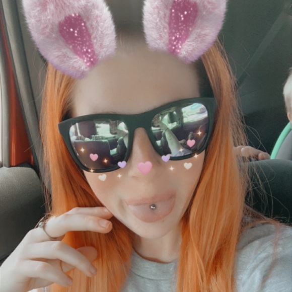 Profile Picture of Miranda Hodge (@mirandapaige57) on Poshmark