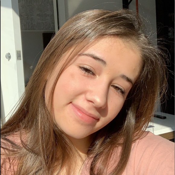 Profile Picture of Ella Meninno (@ella_meninno) on Poshmark