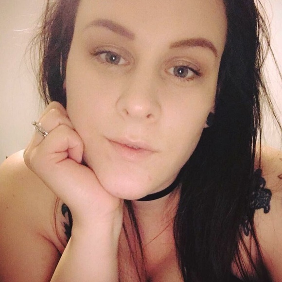 Profile Picture of Dawn Eckiss (@bunnil0v3) on Poshmark