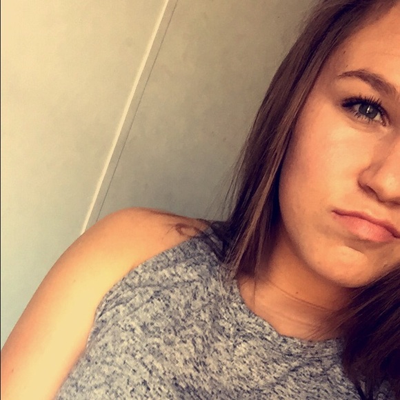 Profile Picture of Danielle Call (@rxxlyxn) on Poshmark