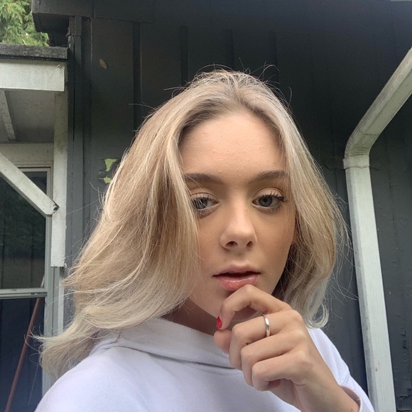 Profile Picture of Libby Wallace (@libbywallace326) on Poshmark