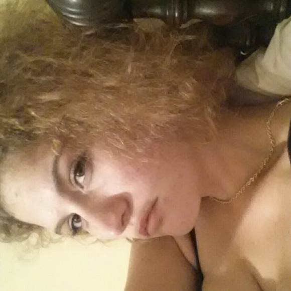 Profile Picture of Mirlarkie Mirlarkie (@mirlarkie16m) on Poshmark
