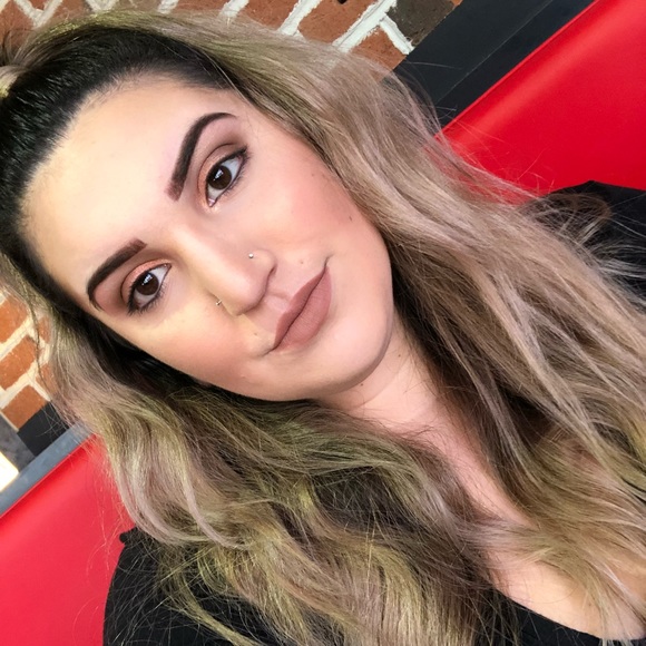 Profile Picture of Deidre Pozzi (@deidrepozzi) on Poshmark