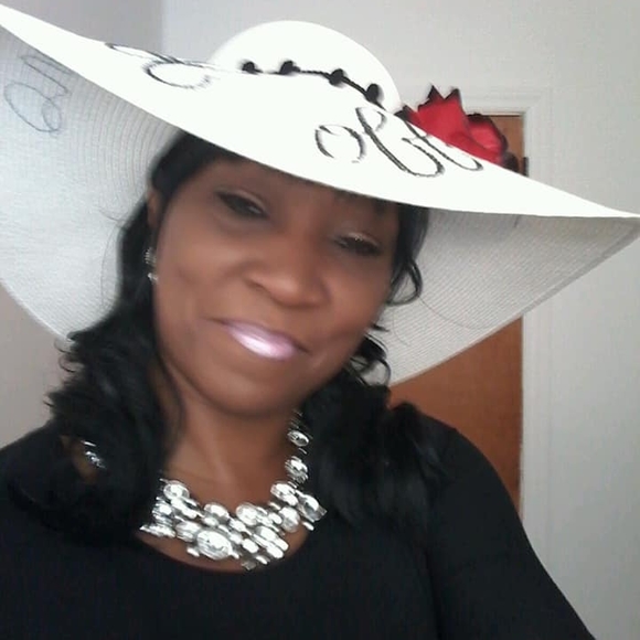 Profile Picture of Lisa Jeter (@lisajeter59) on Poshmark