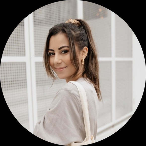 Profile Picture of Mia Enriquez (@ohhmia) on Poshmark