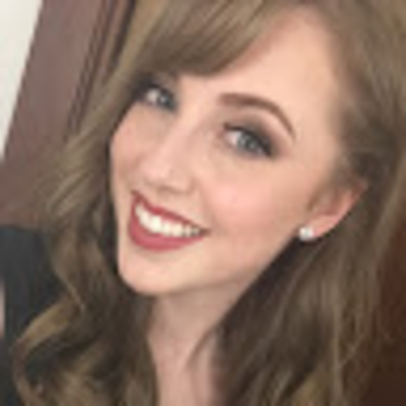 Profile Picture of Amber Hoffart (@a_hoffart) on Poshmark