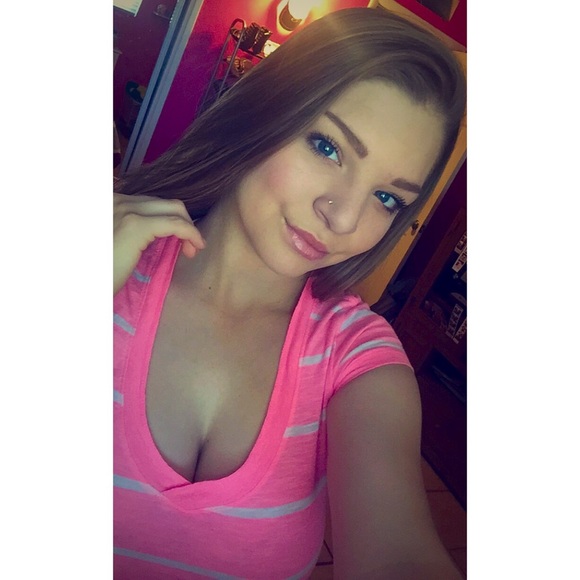 Profile Picture of Kaleena Peircey (@leensxoxo) on Poshmark
