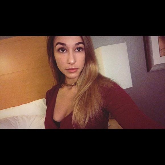 Profile Picture of Haley Lampson (@hlampshade) on Poshmark