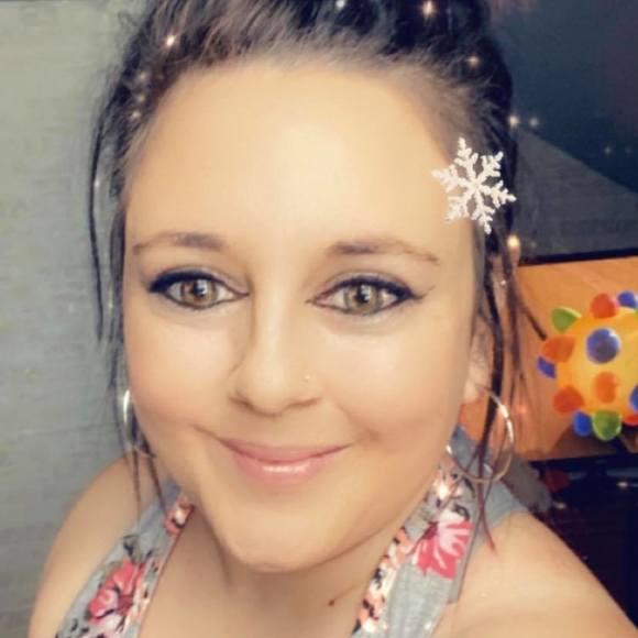 Profile Picture of Caro Ringuette (@williamcaro3) on Poshmark