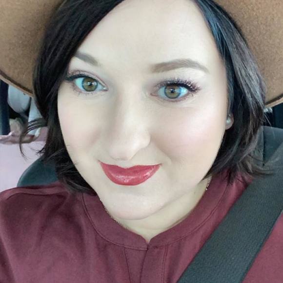Profile Picture of Haylea Luthy (@hluthy94) on Poshmark