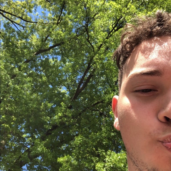 Profile Picture of Daniel Pabon (@drp122) on Poshmark