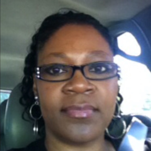 Profile Picture of Angela Miles (@anergna) on Poshmark