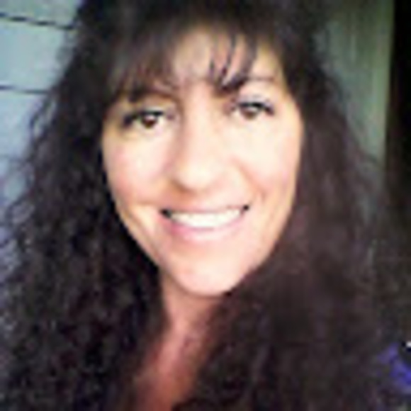 Profile Picture of Camille a. Keaton (@beverlybuzz) on Poshmark