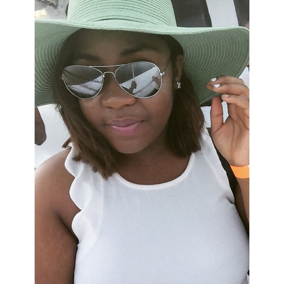 Profile Picture of Edmee Grego (@amourmae) on Poshmark