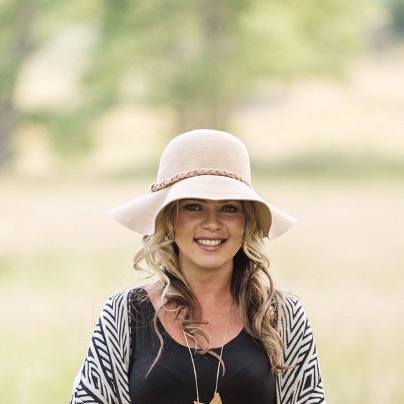 Profile Picture of Sarah Converse (@saraheconverse) on Poshmark