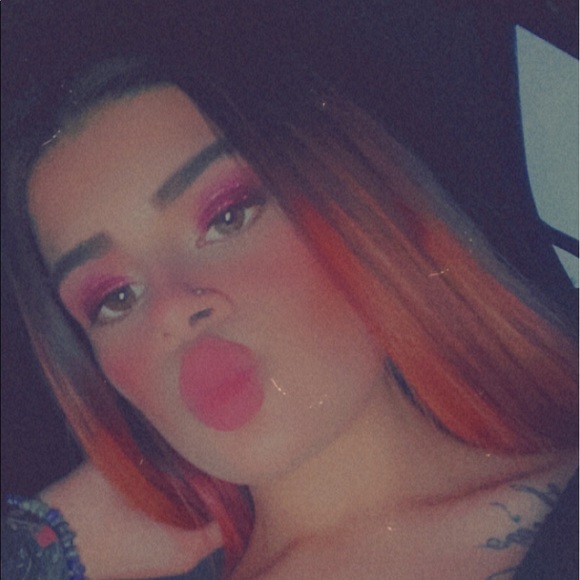 Profile Picture of Andella Griego (@andellagriego) on Poshmark