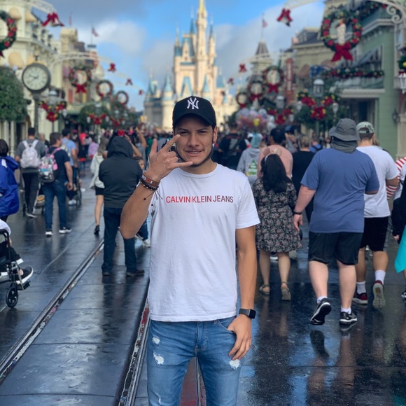 Profile Picture of Julian Blandon (@hooxify) on Poshmark