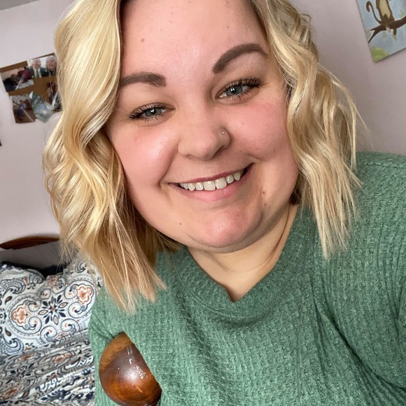 Profile Picture of Nicole Linaweaver (@nlinaweaver) on Poshmark