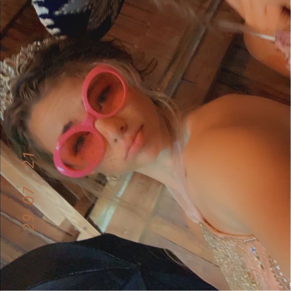 Profile Picture of Scarlett Grinage (@scar4grin) on Poshmark