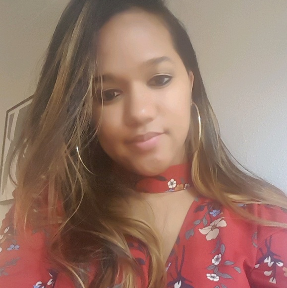Sofia Adames - Poshmark Profile Picture of Sofia Adames (@sofia_adames) on Poshmark