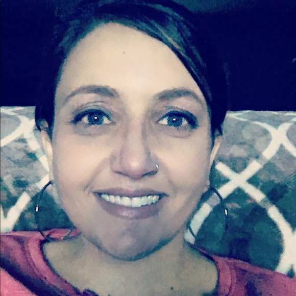 Profile Picture of Dani Thompson (@danirie1984) on Poshmark