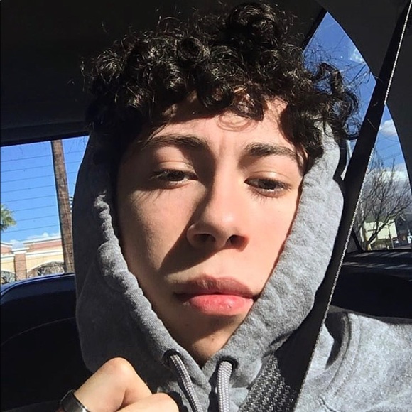 Profile Picture of Julian Vasquez (@jvsquez) on Poshmark