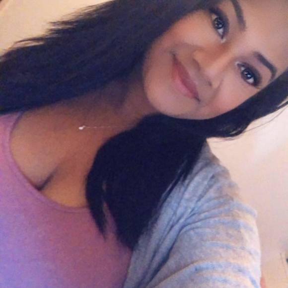 Profile Picture of Sarah Cruz (@sarahdcruz) on Poshmark