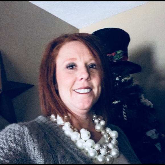 Profile Picture of Renee Morse (@drm750306) on Poshmark