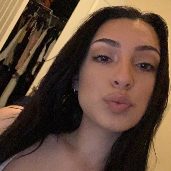 Profile Picture of Vivian Powers (@ohvivv) on Poshmark