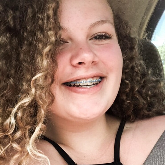 Profile Picture of Alexa Fjelsted (@alexafjelsted) on Poshmark