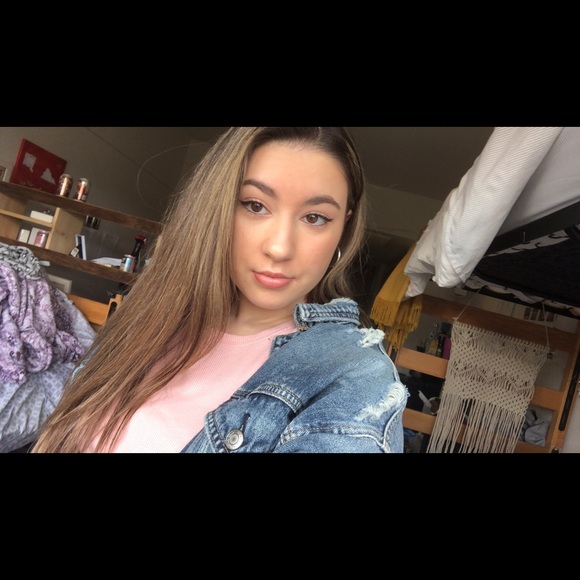 Profile Picture of Sofia Bartalone (@sofiabartalone) on Poshmark