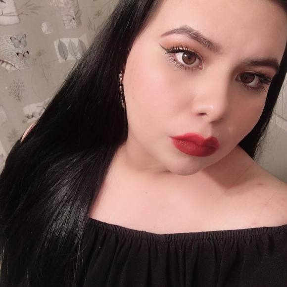 Profile Picture of Daniella Silva (@daniellasilvax) on Poshmark