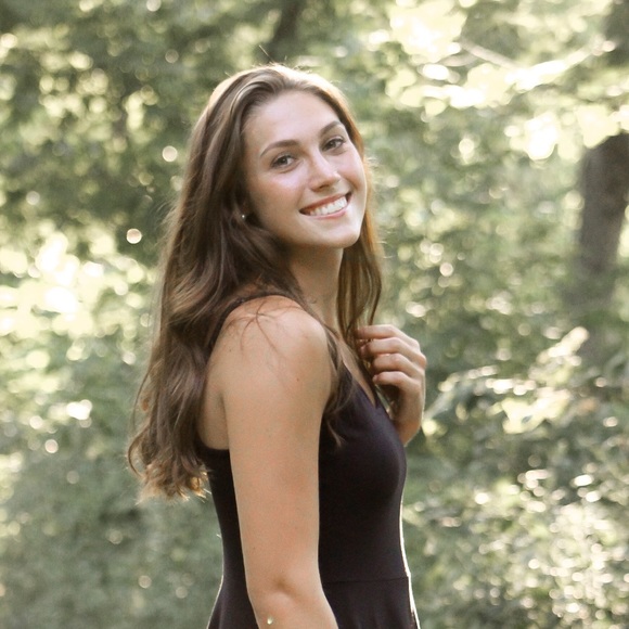 Profile Picture of Sydney Gilfus (@sydneygilfus) on Poshmark