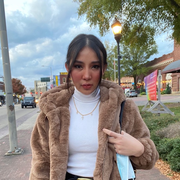Profile Picture of Amonrat Suwannagoot (@amonrats) on Poshmark