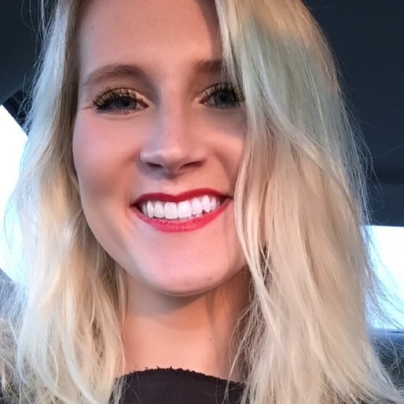 Profile Picture of Miranda Roelofs (@mirandaroelofs) on Poshmark