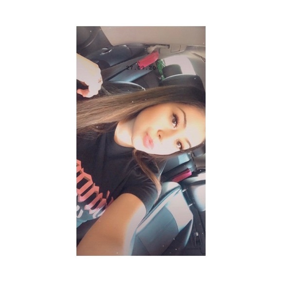 Profile Picture of Leslie Castor (@leslie_paola98) on Poshmark