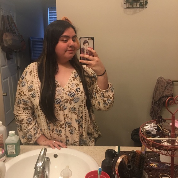 Profile Picture of Paula Melo (@paulamelo425) on Poshmark